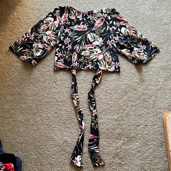 Tropical print back tie blouse 👚 - Picture 2 of 3
